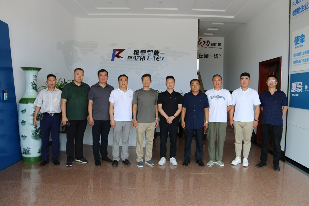 萊西市工商聯(lián)黨組書記張偉，副主席隋高峰帶領(lǐng)萊西市優(yōu)秀軍創(chuàng)企業(yè)家一行蒞臨銳智參觀指導(dǎo)！